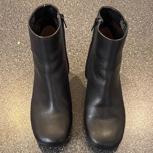 Women’s Vionic Classic Black Sibley Ankle Boots - size 8